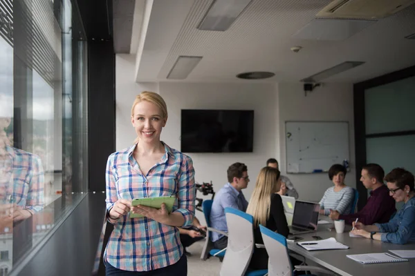 Donna Affari Utilizzando Digital Tablet Ufficio Aziendale Finestra — Foto Stock