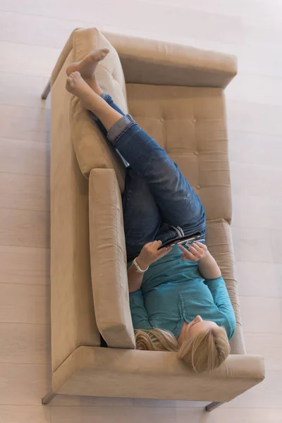 Vrouw op de bank met behulp van tablet computer — Stockfoto