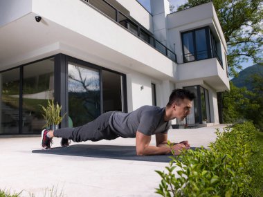 Adam sabah yoga egzersizi yapıyor.
