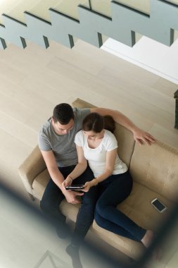 evde tablet bilgisayarlar ile rahatlatıcı Çift