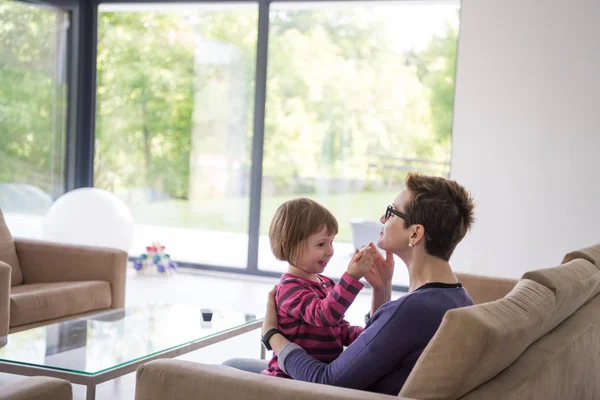 Mor och söt liten flicka njuter av sin fritid — Stockfoto