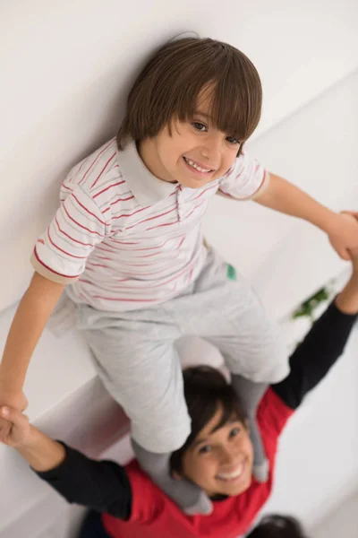 Jeunes garçons posant ligne jusqu'à piggyback vue de dessus — Photo