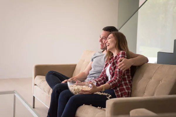 Jovem casal bonito desfrutando de tempo livre — Fotografia de Stock