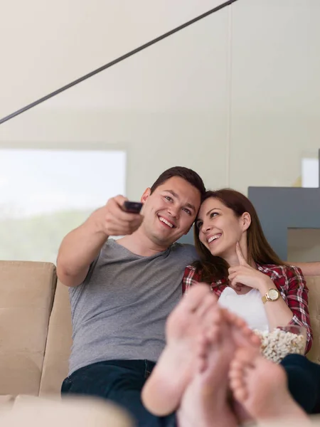 Jovem casal bonito desfrutando de tempo livre — Fotografia de Stock