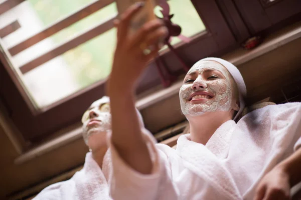 Mulheres está recebendo máscara de barro facial no spa — Fotografia de Stock