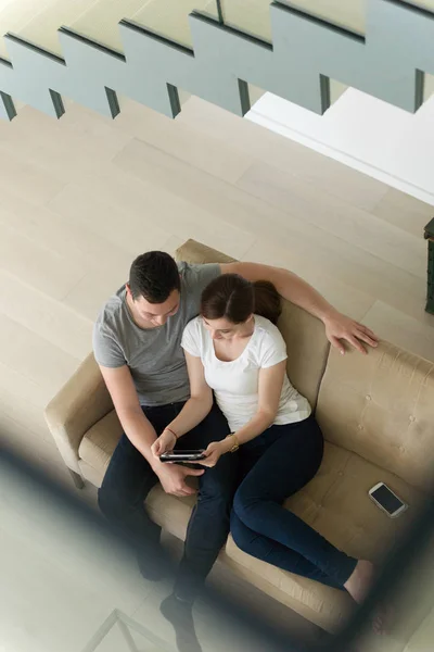 Casal relaxante em casa com computadores tablet — Fotografia de Stock