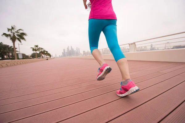 Vrouw wordt uitgevoerd op de promenade — Stockfoto