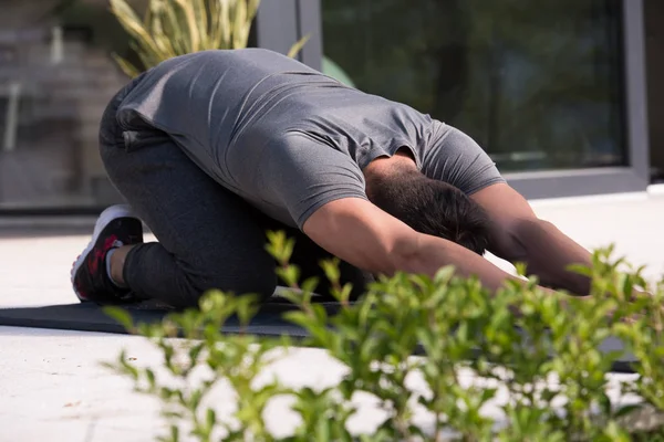 Hombre haciendo ejercicios de yoga por la mañana — Foto de Stock