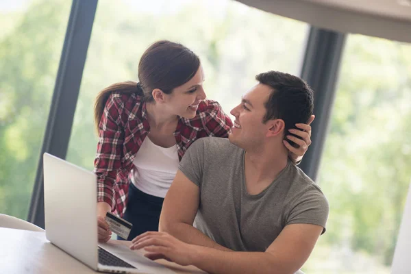 Glada unga par att köpa online — Stockfoto