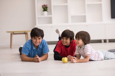 Çocuklar eğleniyor bir elma ile yere