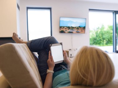 Tablet bilgisayar kullanan bir kadın.