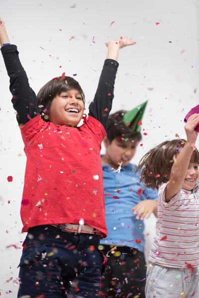 Děti foukání konfety — Stock fotografie