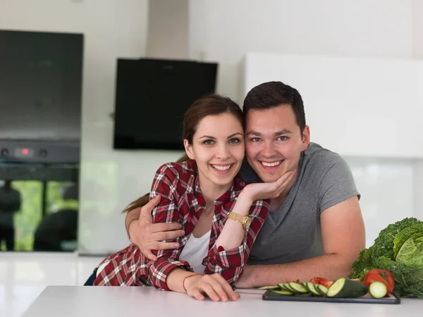 Jeune couple dans la cuisine — Photo