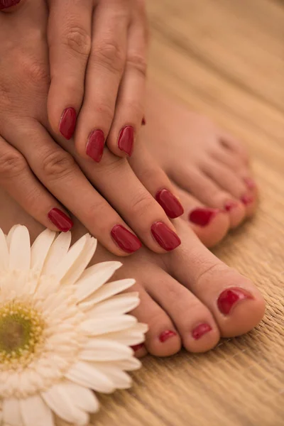 Kvinnliga fötter och händer på spasalong — Stockfoto