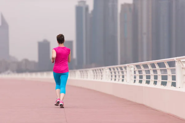 Donna che corre sul lungomare — Foto Stock