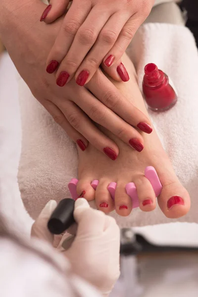 Vrouwelijke voeten en handen op spa salon — Stockfoto