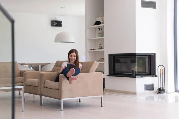 Vrouw zittend op de Bank met de tablet pc — Stockfoto