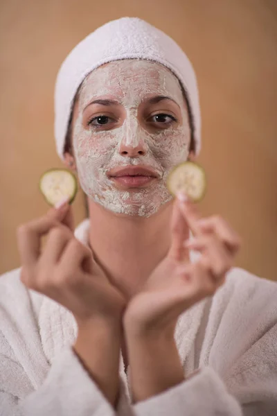 Spa Mulher aplicando máscara facial — Fotografia de Stock