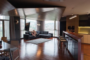 genç anne çocuklarla vakit