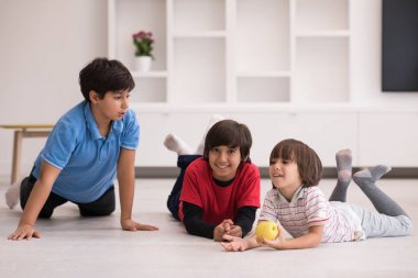 Çocuklar eğleniyor bir elma ile yere