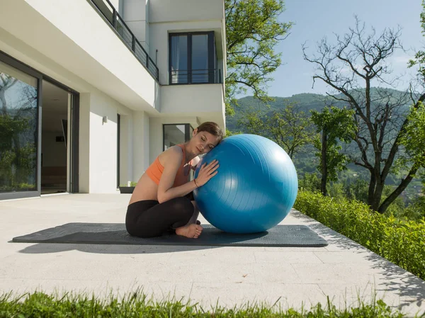 Femme faisant de l'exercice avec ballon pilates — Photo