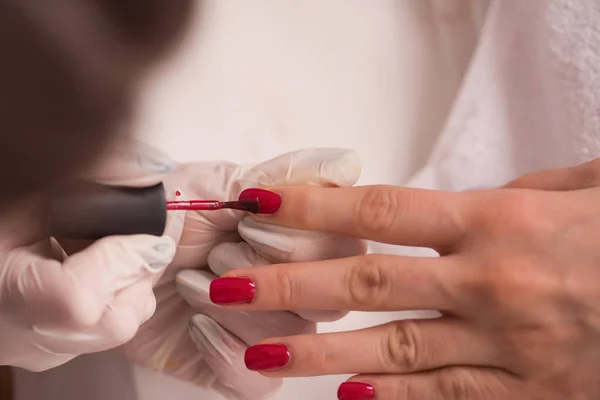 Vrouwelijke handen die een manicure krijgen — Stockfoto