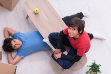 çocuklar çevrelerindeki karton kutular ile görünümü top