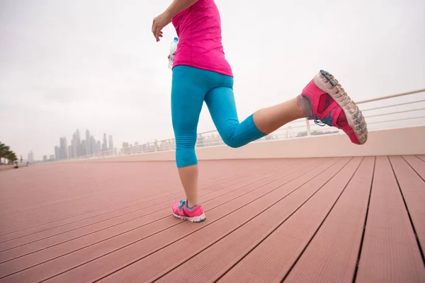 Mujer corriendo en el paseo marítimo — Foto de Stock