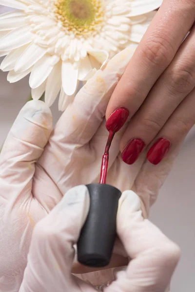 Vrouwelijke handen die een manicure krijgen — Stockfoto