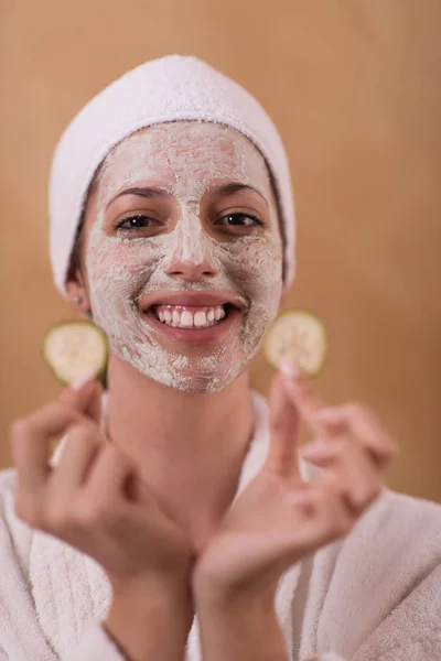 Spa Mulher aplicando máscara facial — Fotografia de Stock