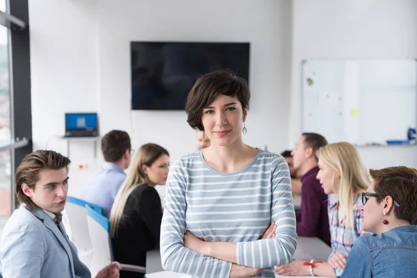 Porträtt Framgångsrik Affärskvinna Entreprenör Vid Upptagen Start Office — Stockfoto