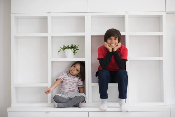 Chicos jóvenes posando en un estante —  Fotos de Stock