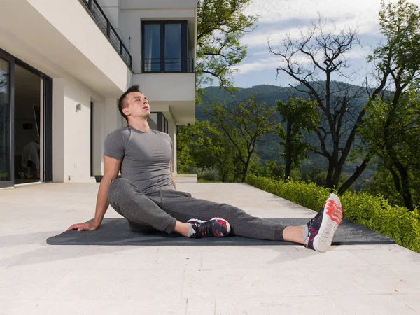 Чоловік робить ранкові вправи йоги — стокове фото