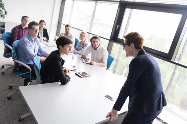 Groep jongeren bijeen in opstarten kantoor — Stockfoto