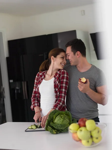 Joven pareja guapa en la cocina — Foto de Stock