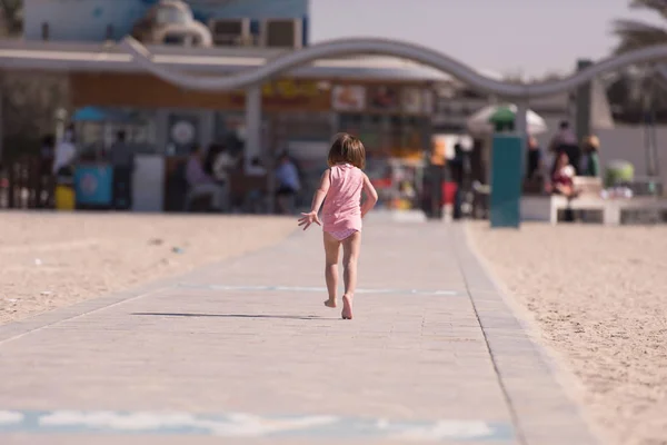 Kis aranyos lány a strandon — Stock Fotó
