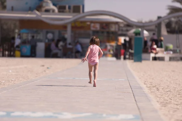 Menina bonito na praia — Fotografia de Stock