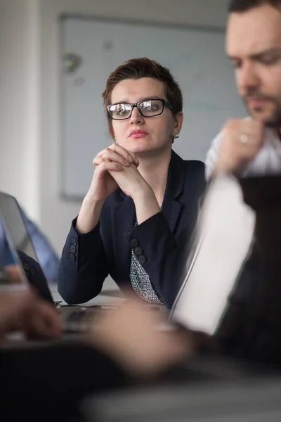 Grupo Empresarios Discutiendo Plan Negocios Oficina — Foto de Stock