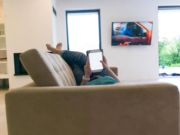 Vrouw op de bank met behulp van tablet computer — Stockfoto