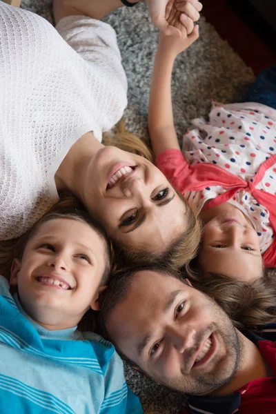Famiglia felice sdraiata sul pavimento — Foto Stock