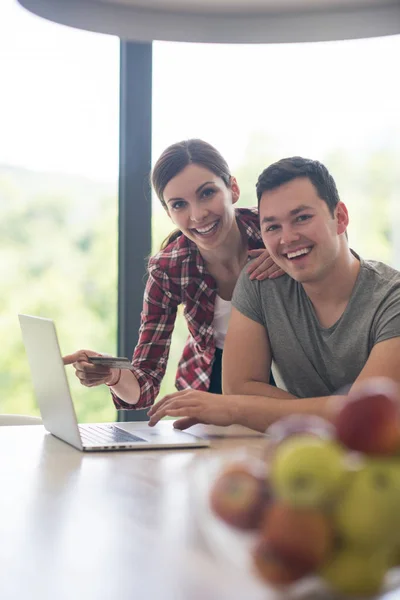 Feliz pareja joven comprar en línea —  Fotos de Stock