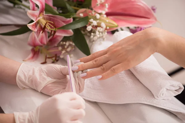 Žena ruce dostávají manikúru — Stock fotografie