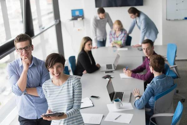 Due uomini d'affari che lavorano con Tablet in ufficio — Foto Stock