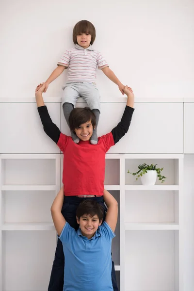 Unga pojkar poserar rada upp piggyback — Stockfoto