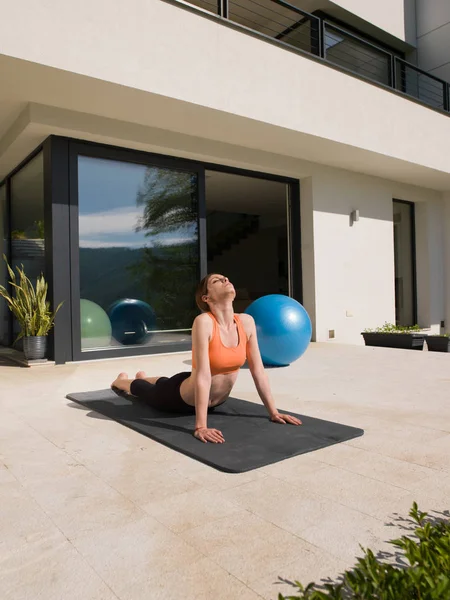 Femme faisant des exercices de yoga matin — Photo