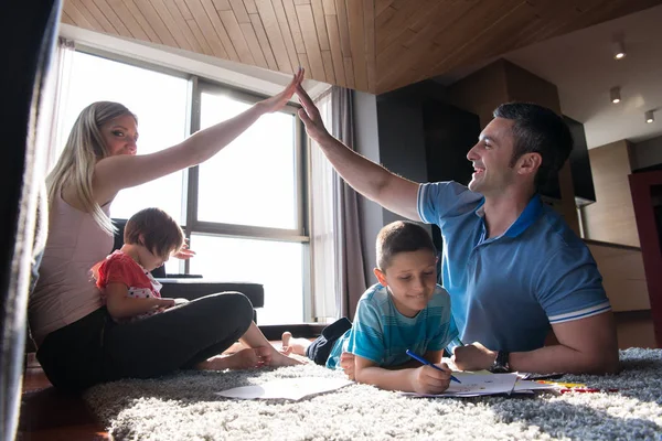 Jeune couple passe du temps avec les enfants — Photo