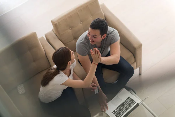 Feliz casal jovem compra online — Fotografia de Stock