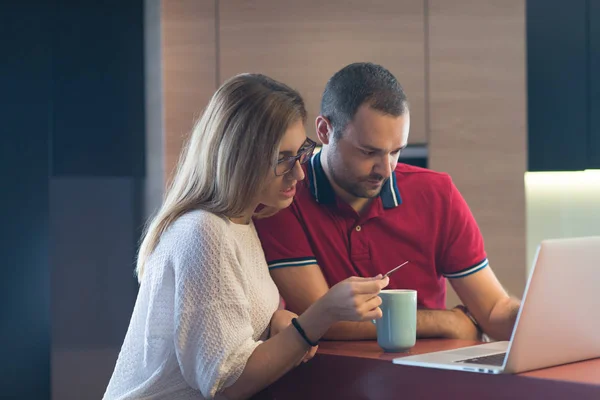 Feliz pareja joven comprar en línea — Foto de Stock