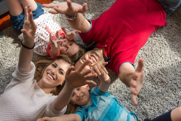 Mutlu bir aile yerde yatarken — Stok fotoğraf