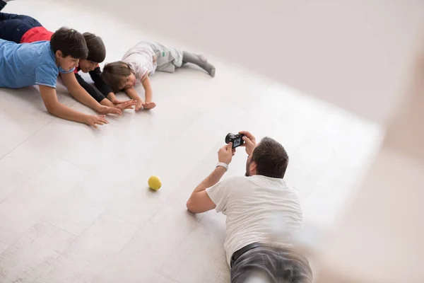 与小孩模特儿在工作室合影 作为新的现代家庭 — 图库照片